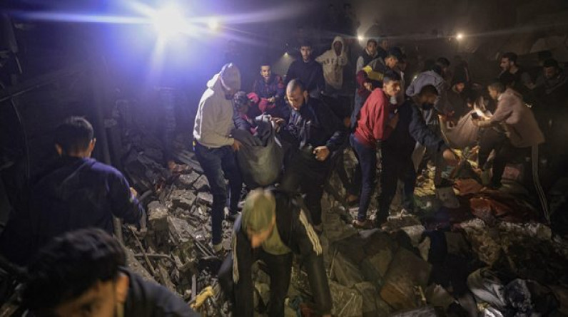 عشرات الشهداء والمصابين في قصف إسرائيلي على منزلين ومدرسة بخان يونس ورفح